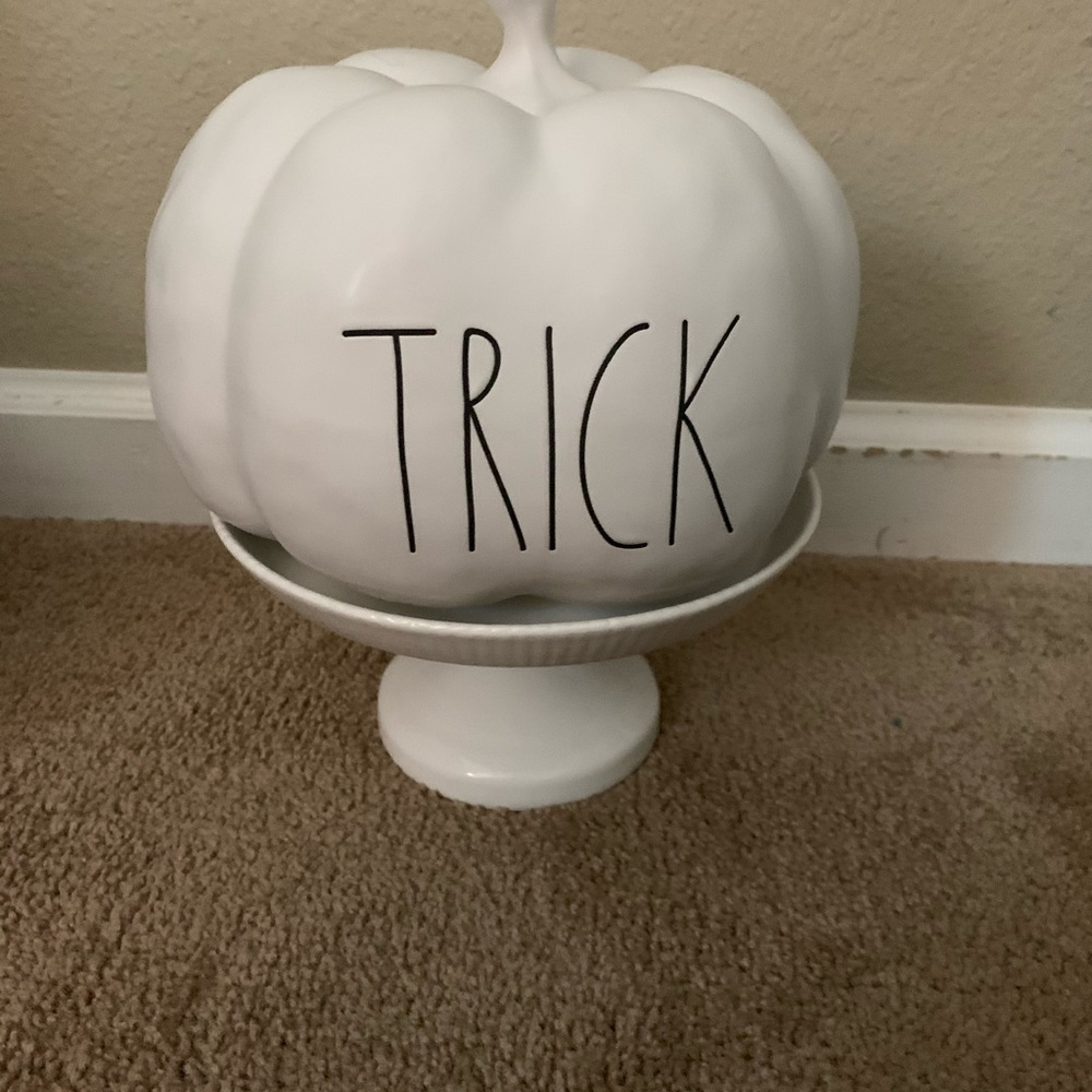 Rae dunn pumpkin